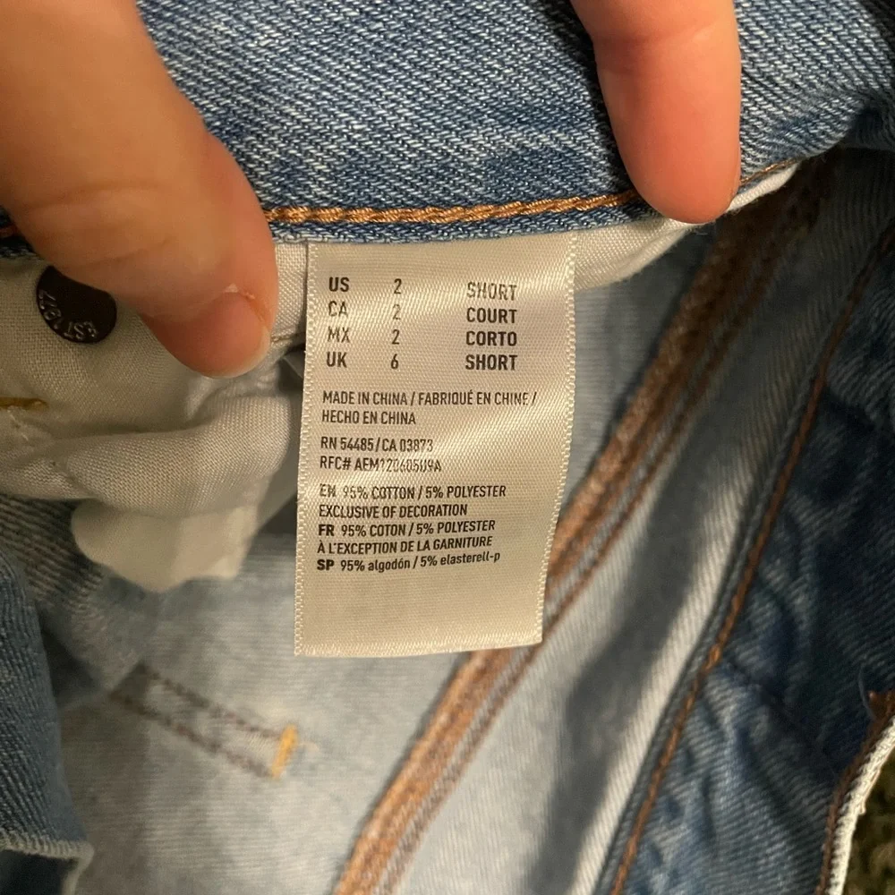 American Eagle mom jean, size 2 short - Picture 3 of 4